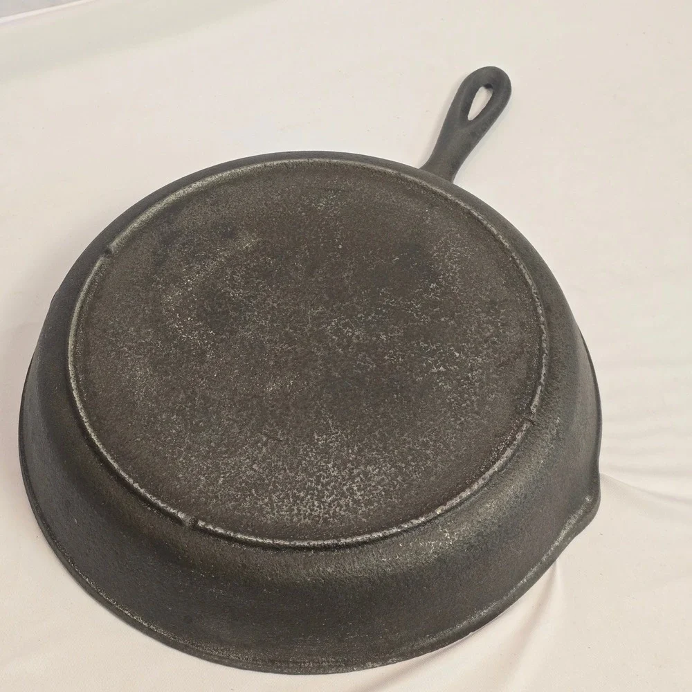 Vintage Unmarked Cast Iron Skillet 10.5 Inch Round Pan with Heat Ring No 8
